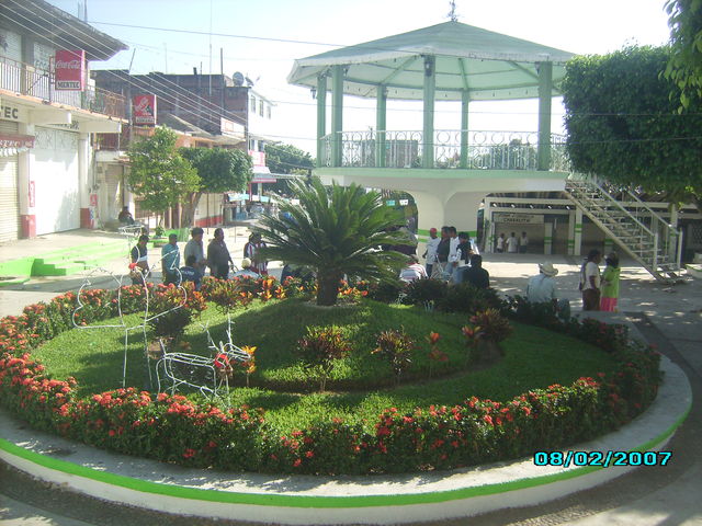 Aqui podemos apreciar un pueño parque y detras de el uhn quiozco fotos de nuestro amigo Fredy.