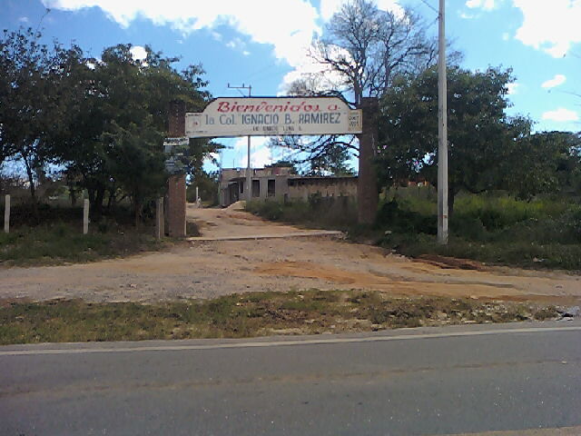 Entrada de colonia, Ignacio, B, Ramirez frente a la gasolineria.

Cortesia de more.